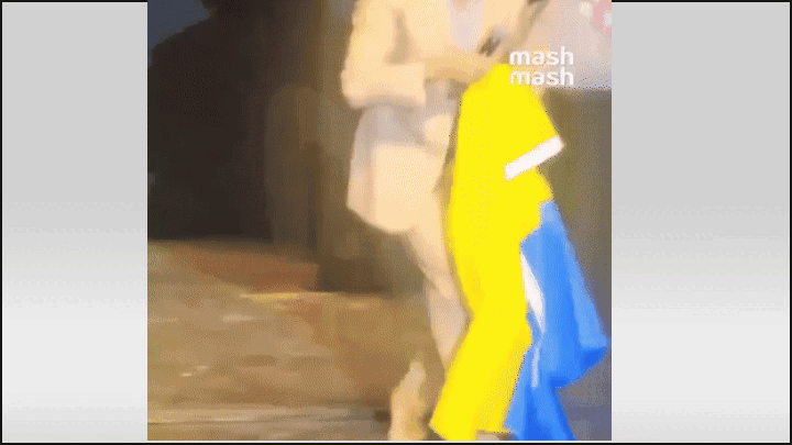    Вот так поступил с флагом Израиля беглый комик. GIF видео ТГ-канала MASH