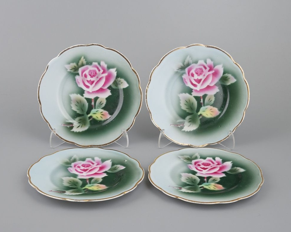 Пирожковые тарелки "Роза" 4 шт. Фарфор, деколь с подрисовкой, крытье, позолота, d-15,5 см., Россия, Т-во М.С. Кузнецова, нач. 20 века. Сохранность: "чешуйчатый" скольчик на обратной стороне на одной тарелке, потертости, царапины, загрязнения, следы бытования. Продано за 4140 рублей