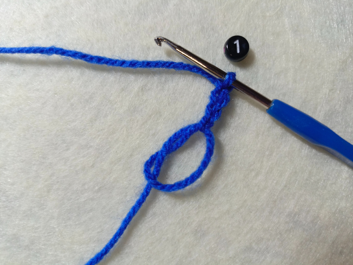 Петля амигуруми и 3 воздушные петли.