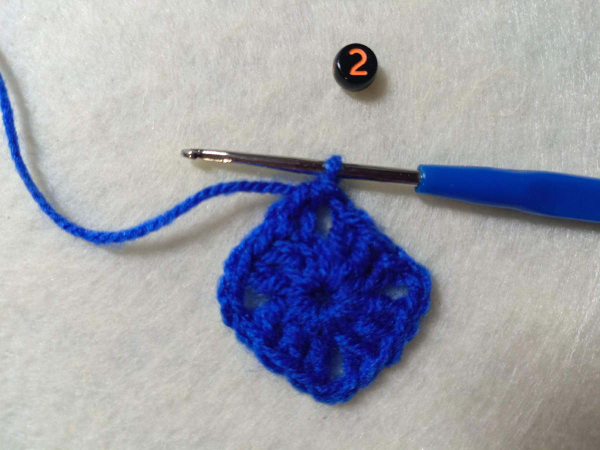 3 столбика с накидом и 2 воздушные (4 раза ). Замыкаю ряд - 1 воздушная и столбик с накидом в начало ряда. 