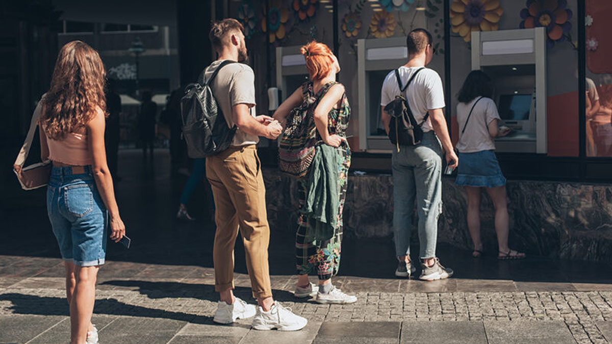 Россияне достают купюры: как банки переживут массовый спрос на наличные