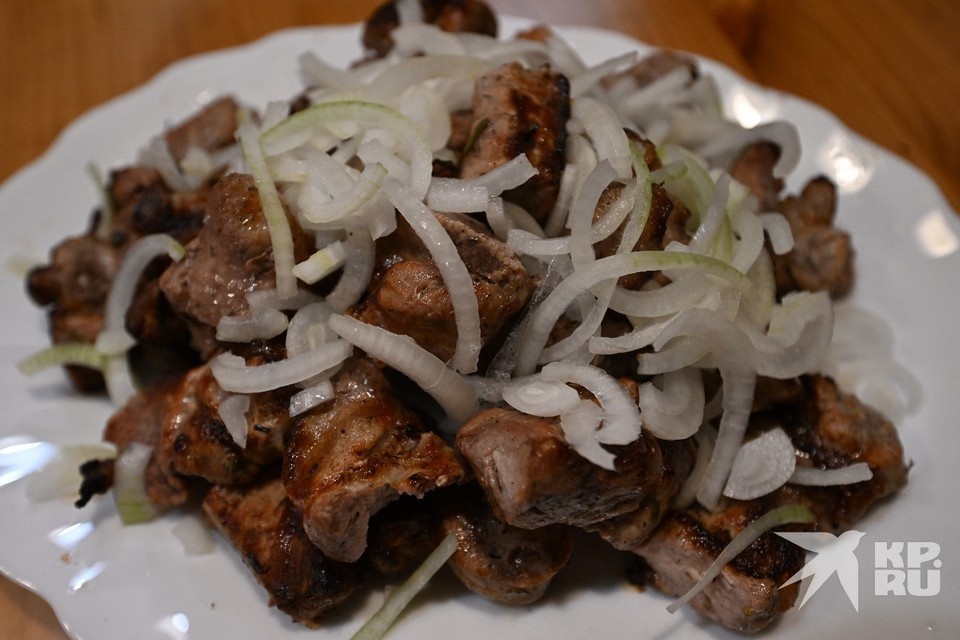    Насекомых и небезопасное мясо обнаружили в придорожных кафе Александро-Невского района Рязанской области. Евгения ГУСЕВА