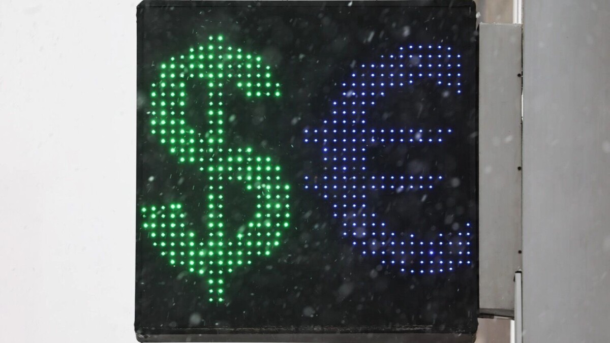 Текущий курс доллара и евро эксперты называют «шизофреническим марафоном». Фото: Софья Сандурская. ТАСС