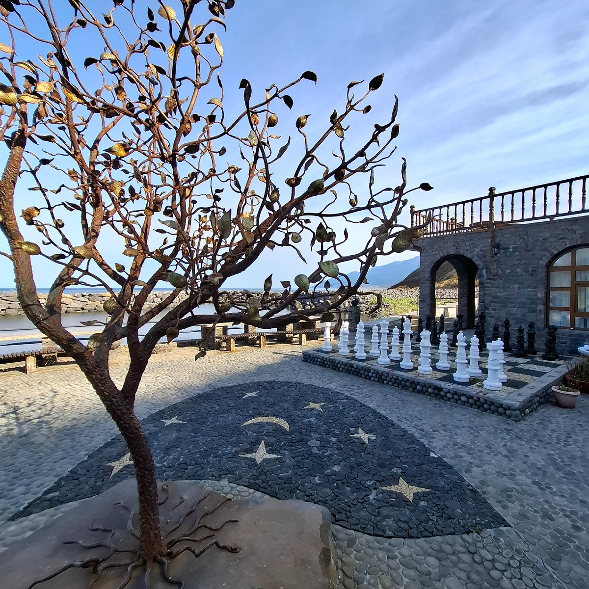 Курорт «Ванночи» начал свою работу в декабре 2009 года. Он принадлежат «Гидрострою», так что территория благоустроена по-гидростроевски: арт-объекты и здесь, и там. Фото автора.