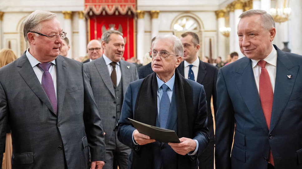 Губернатор Санкт-Петербурга Александр Беглов (справа) и директор Государственного Эрмитажа Михаил Пиотровский (в центре) на церемонии выноса знамен и штандартов Российской Императорской армии в 2024 году.📷Фото: Алексей Смагин / Коммерсантъ