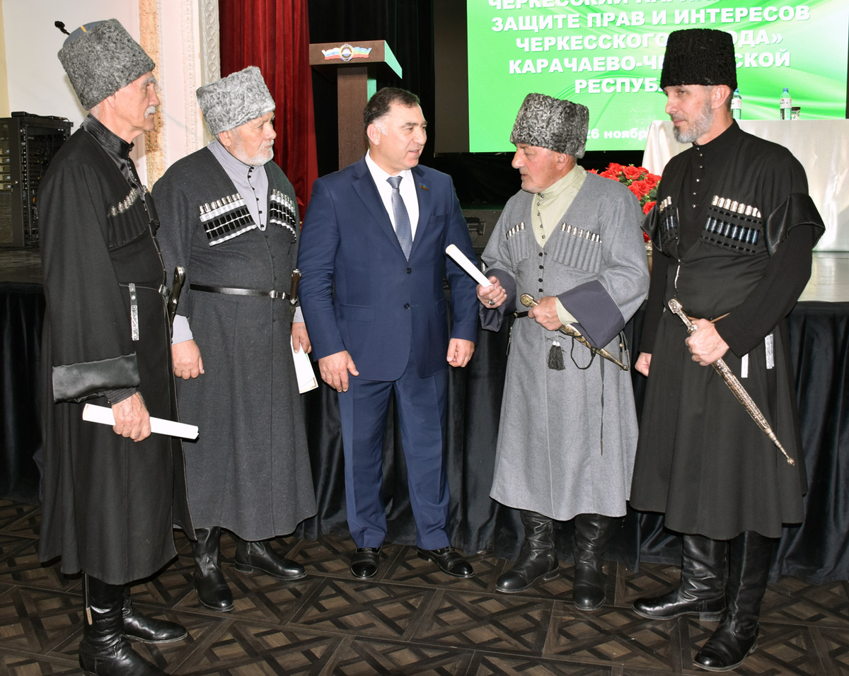 Делегаты съезда обсуждают насущные вопросы повестки дня. Фото автора.