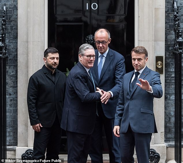 Премьер-министр Великобритании сэр Кир Стармер (второй слева), президент Украины Владимир Зеленский (слева), президент Франции Эммануэль Макрон (справа) и канцлер Германии Фридрих Мерц стоят возле Даунинг-стрит, 10, после встречи в Лондоне, Великобритания, 8 декабря.