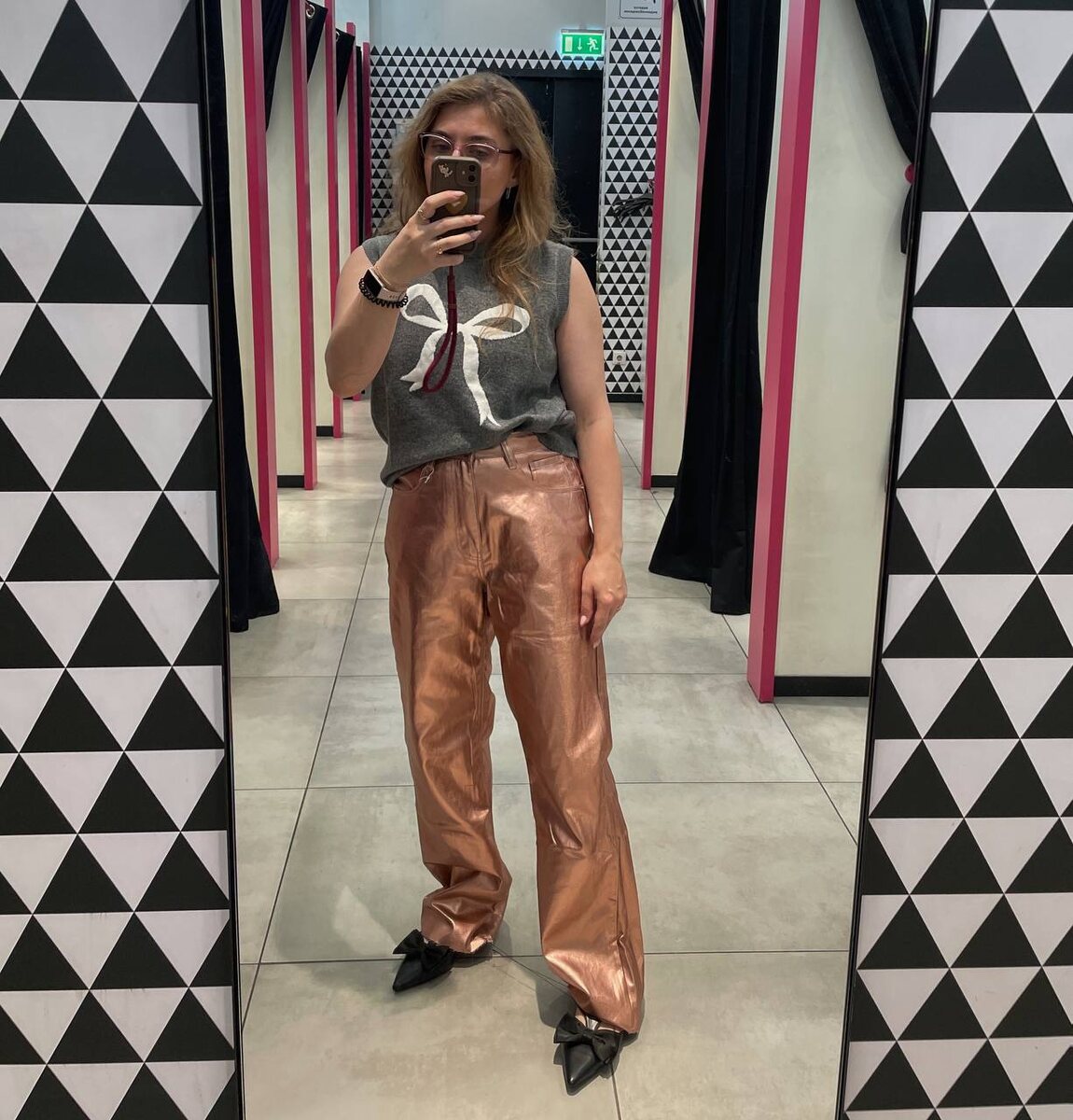 Джинсы, которые мне понравились, но не скажу, чтобы они хорошо сидели... Длину там можно просто ножницами дома убрать, они не подшиты