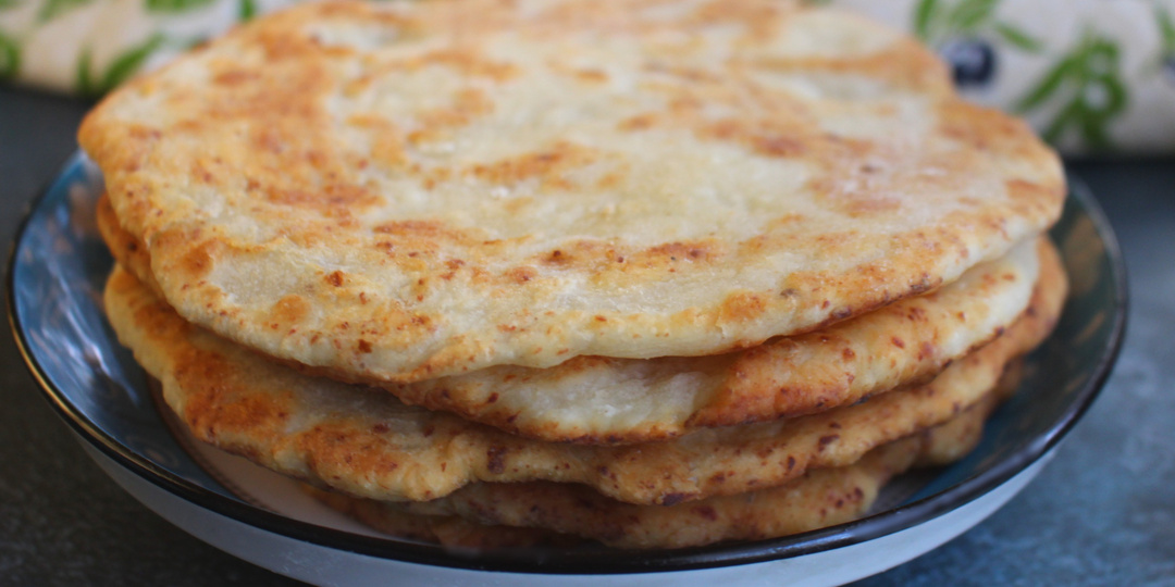 Лепешки на сковороде с куриным мясом и луком