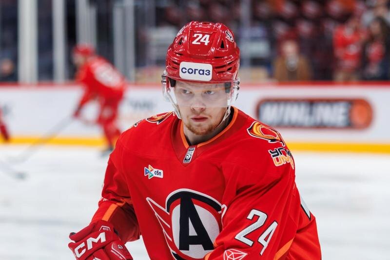    Департамент информационной политики Свердловской области. Нападающий ХК «Автомобилиста» Максим Денежкин