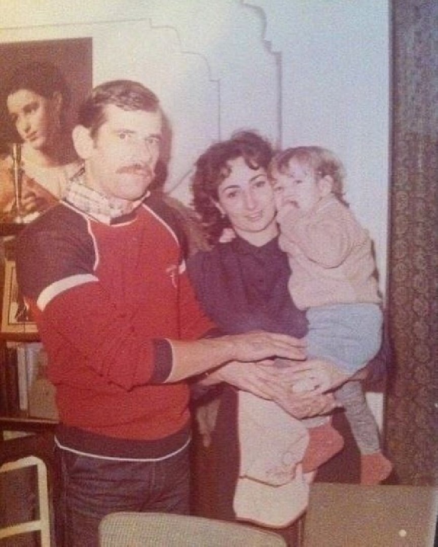    Айза Долматова с родителями (фото: Instagram* / aizalovesam)