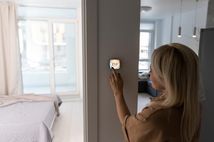 Температура в жилых помещениях зимой чётко прописана в ГОСТ 30494-2011 и СанПиН 1.2.3685-21. Фото © Shutterstock / FOTODOM / Andrew Angelov