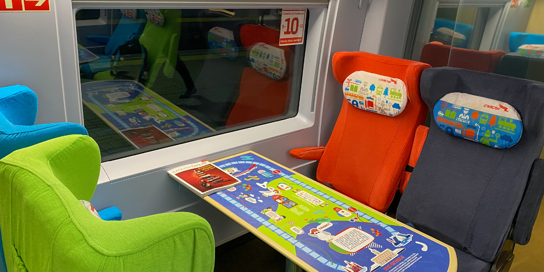 Семейный вагон в «Сапсане». Сколько стоит, чем кормят и как развлекают детей