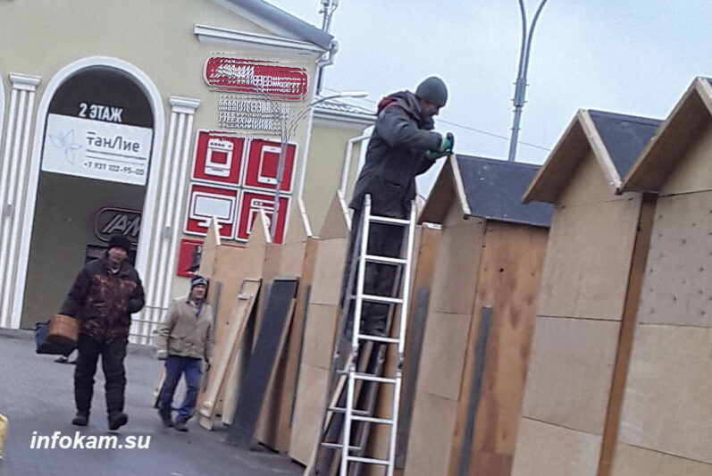    Ярмарочные палатки для новогодней торговли у «Победы»