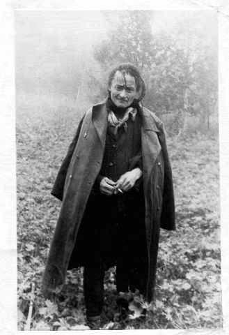 Александр Прокопьевич Бахтияров, мансийский шаман. Собирает цветочки на лугу. 