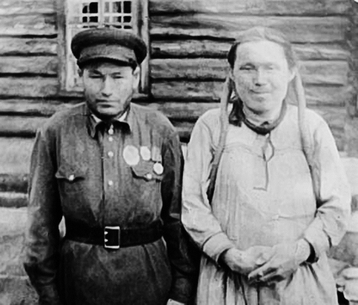 Слева - Григорий Куриков, родной брат Степана Курикова. И если его брат Степан был депутатом Свердловского областного совета, то сам Григорий Куриков был депутатом местного Ивдельского городского совета.