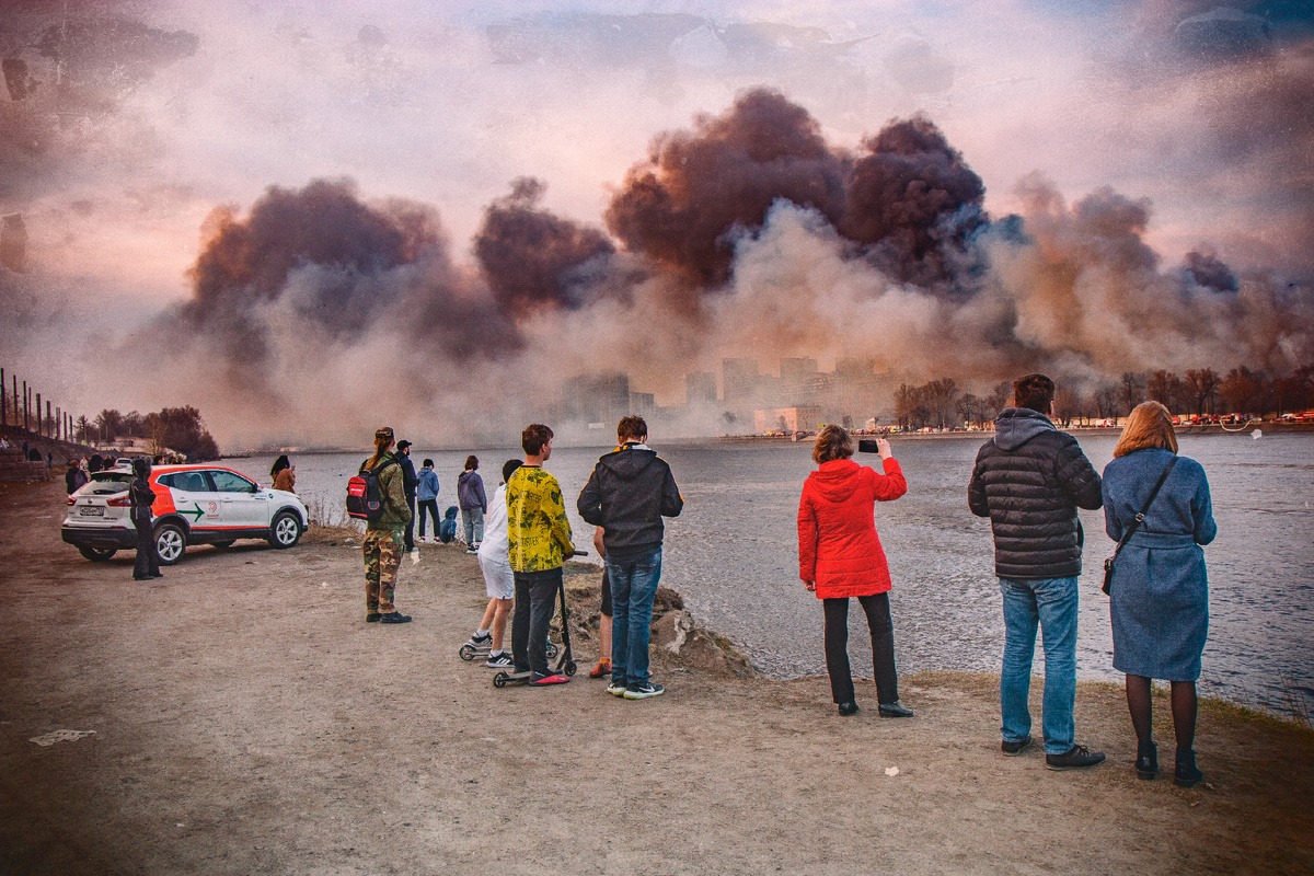 Толпа зевак на набережной.