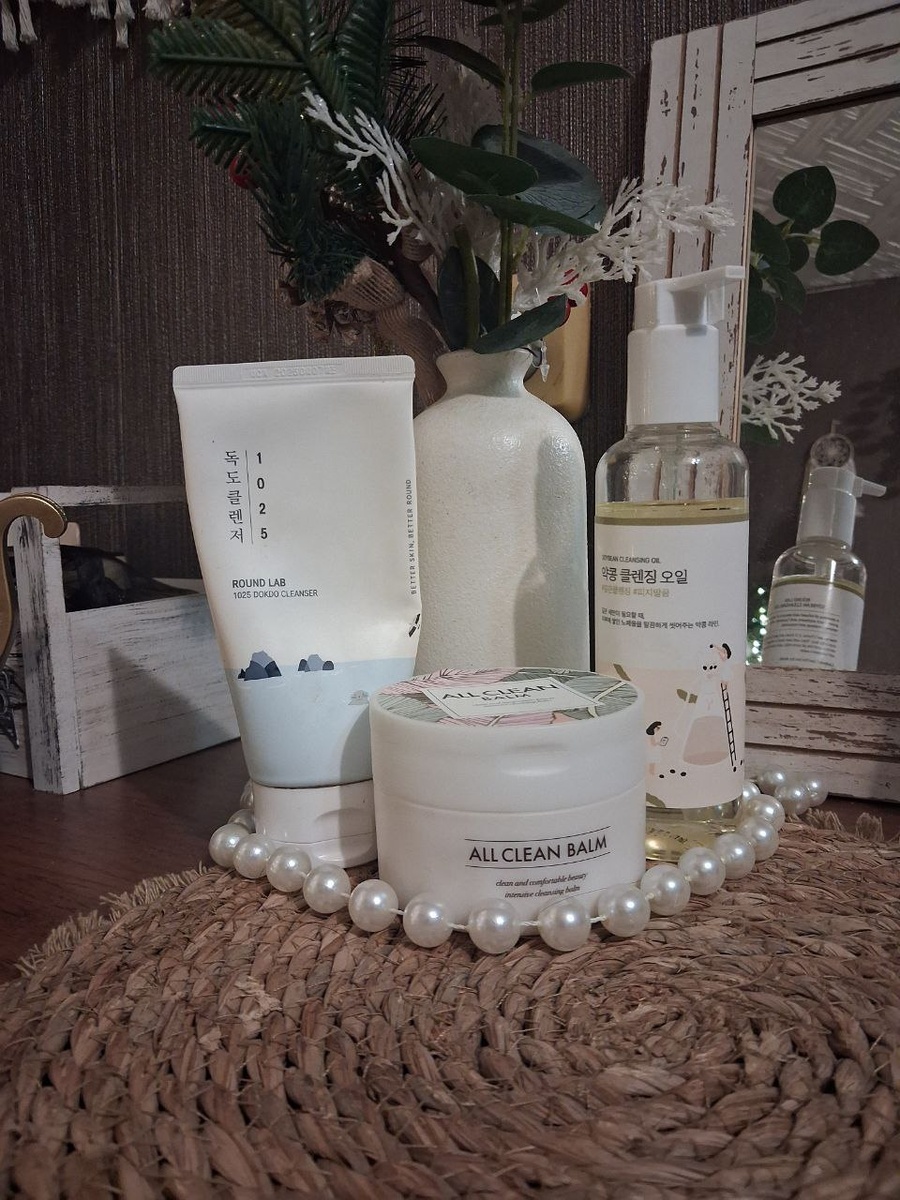 Очень мягкие и приятные средства. Масло и бальзам хорошо удаляют макияж.