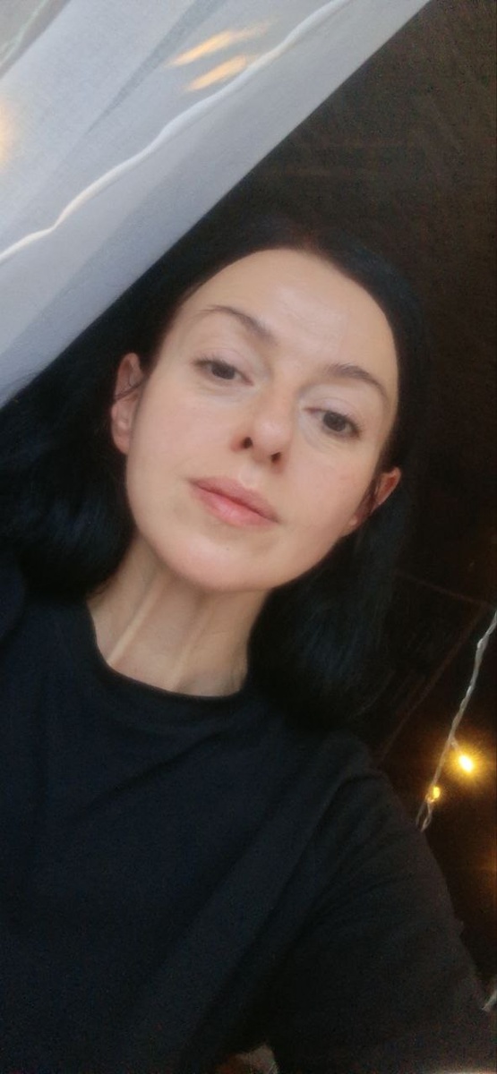 Кожа возрастная (46 лет), нормальная, склонна к жирности