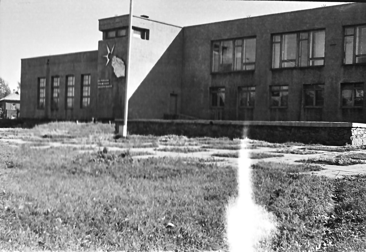 слоган тогда на 21-ой школе был "Мы рождены, чтоб сказку сделать былью!" - сейчас ни фигуры этой, ни школы не видать из-за домов вдоль 1-ой Советской уже... их воткнули в этом самом дворе, кстати