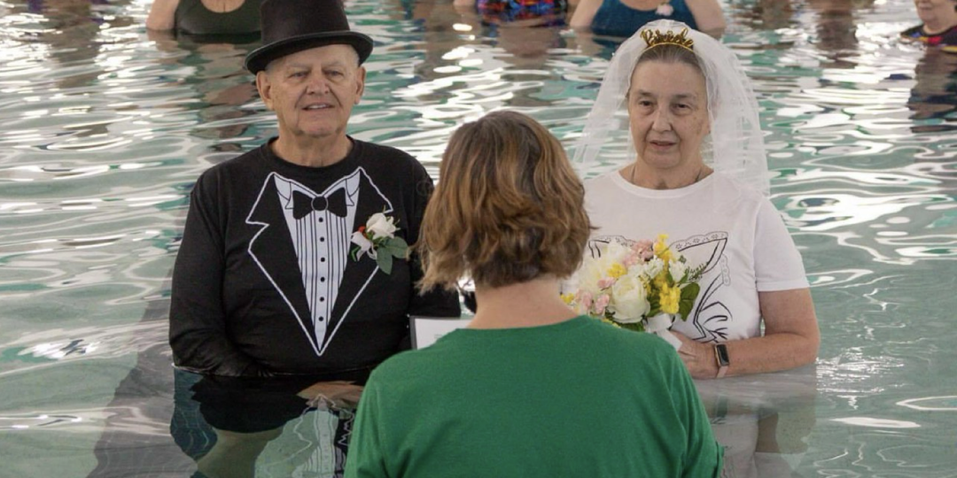 Свадьба в общественном бассейне