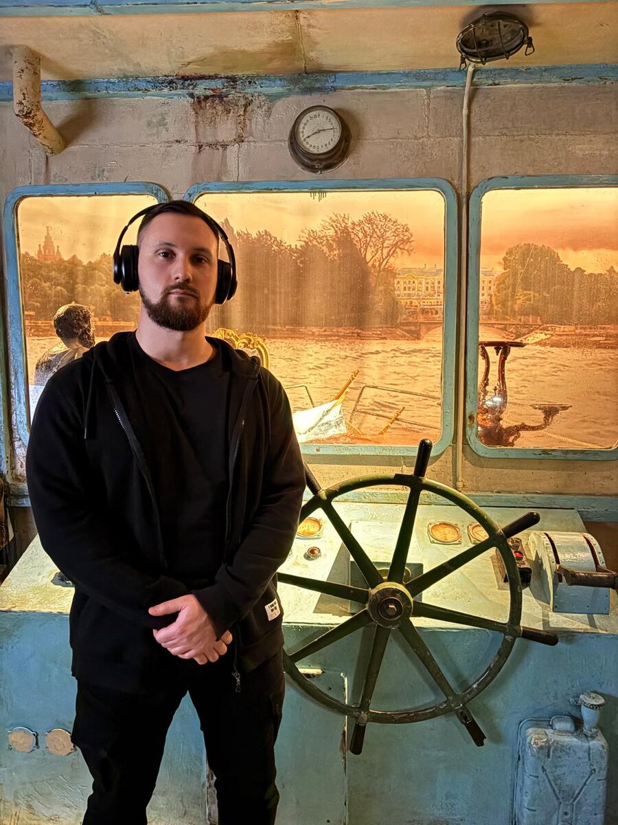 В локации “Мастерская скульптора” находится десюдепорт, на котором два орла - они застали Екатерину II. Там же стоит стеллаж с фрагментами скульптур, барельефов, предметов Банкетного сервиза - все подлинные  вещи той эпохи.