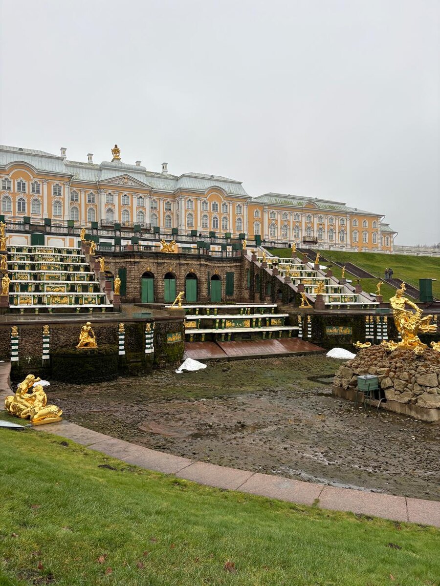 Экспозиция посвящена тем, кто воссоздавал Петергоф. В том числе она рассказывает историю зарождения Ленинградской школы реставрации.
