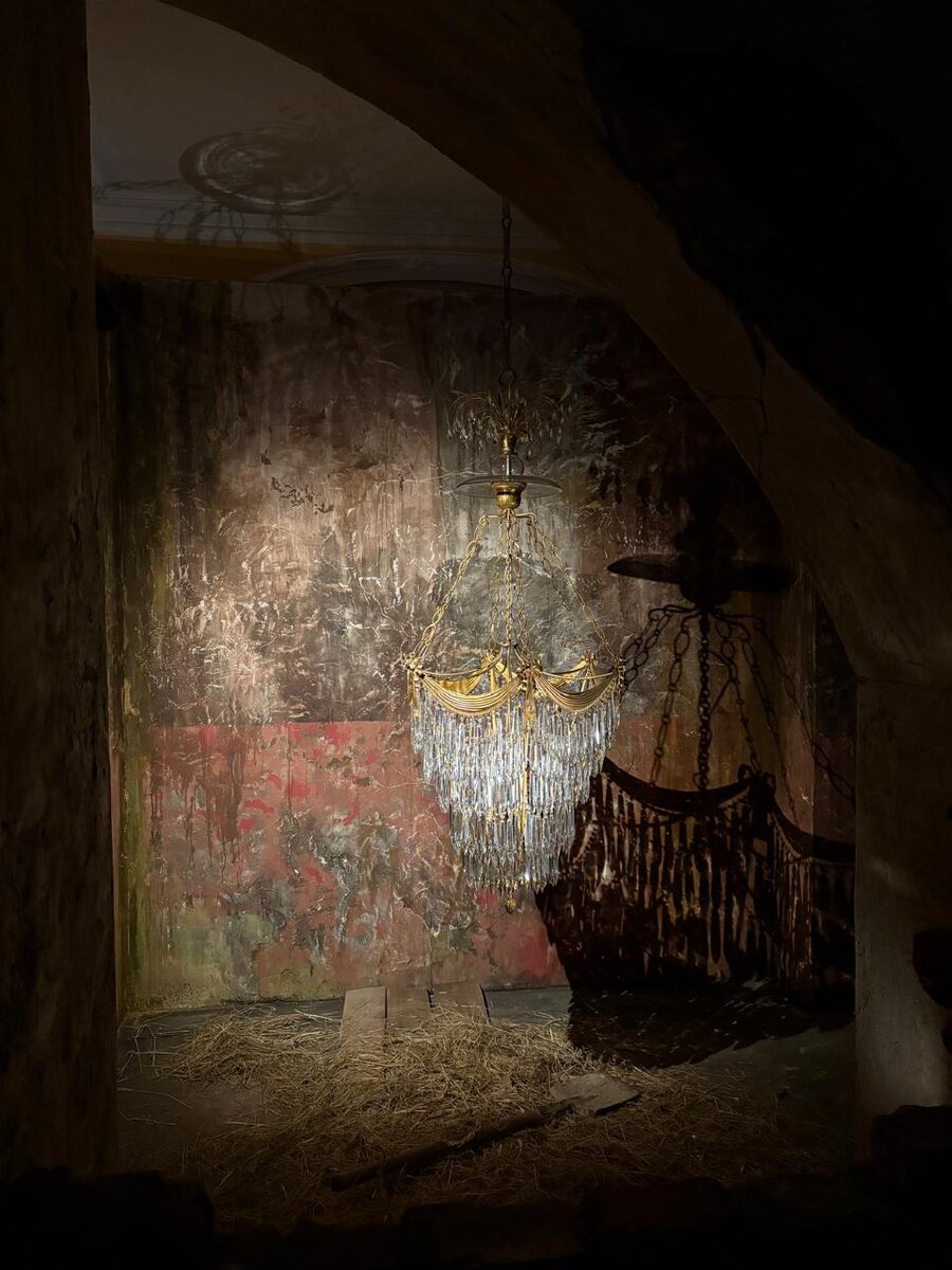 Выставлено более 400 подлинных предметов из фондов музея Петергоф. Среди экспонатов — люстра 18в., копия «Медного всадника» Фальконе и осколки, которые музейные сотрудники нашли при расчистке парков и сохранили для будущего поколения.