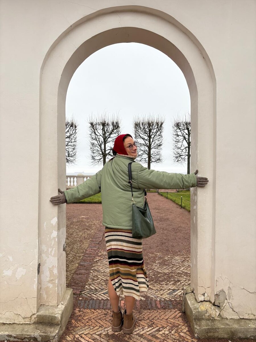 Проект создан к 80-летию со дня Победы в ВОВ. Над выставкой музей Петергоф работал совместно с творческой мастерской «Невский баталист» при поддержке Сбербанка.