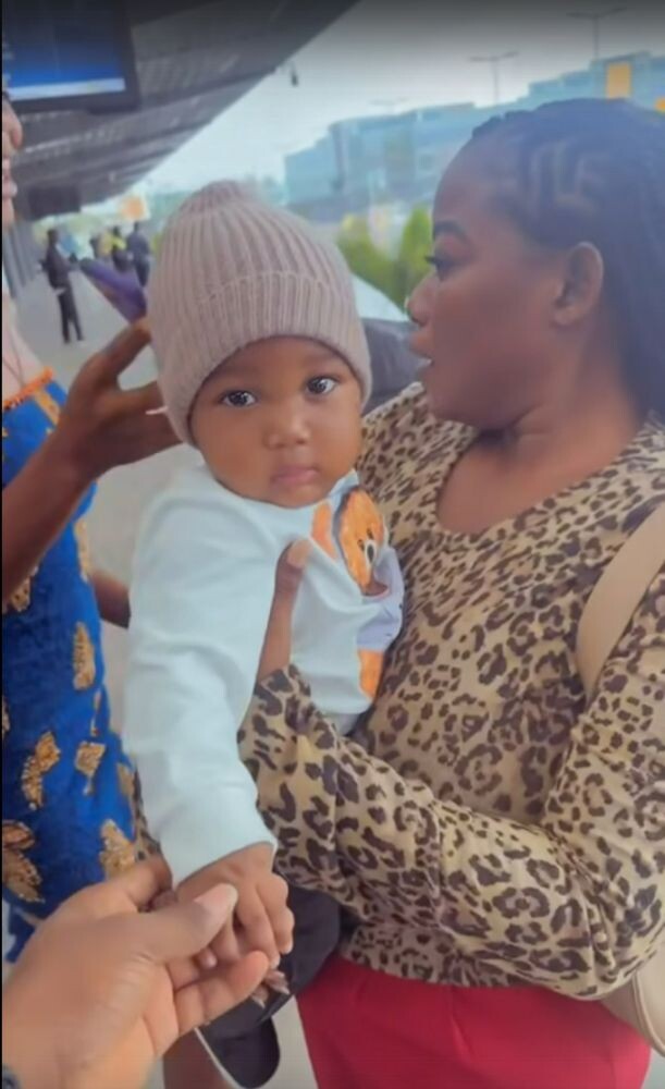 Пока маленький Факел играет только детскими мячиками и машинками  📷
