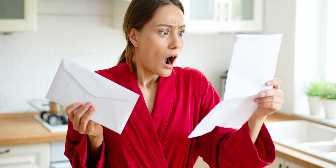 Свекровь оставила конверт на кухне. Я открыла — и онемела