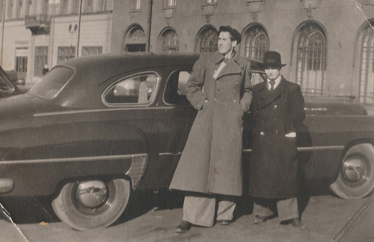    Ленинградские модники у гостиницы «Астория», конец 1940-х годов