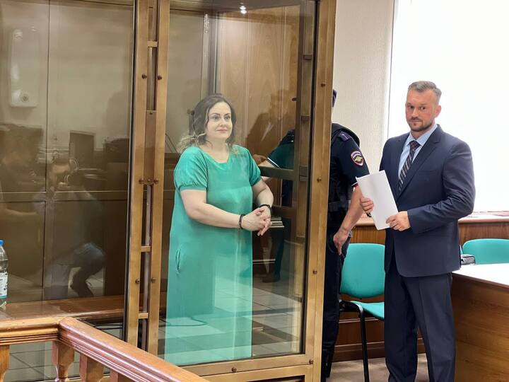 Елена Кондрат слушает приговор. Фото: пресс-служба судов общей юрисдикции города Москвы