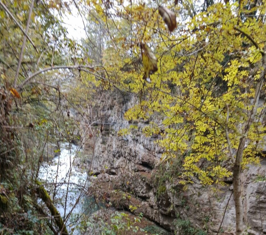 Достаточно спуститься на несколько метров с тропы — и вот она, Хаджохская теснина. Здесь есть безопасная огороженная площадка, где можно фотографироваться