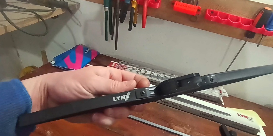 С этим сталкивается каждый водитель. Замена дворников.