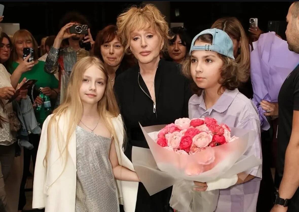 Лиза Галкина опубликовала фото с мамой Аллрй Пугачевой и братом Гарри. Фото: соцсети