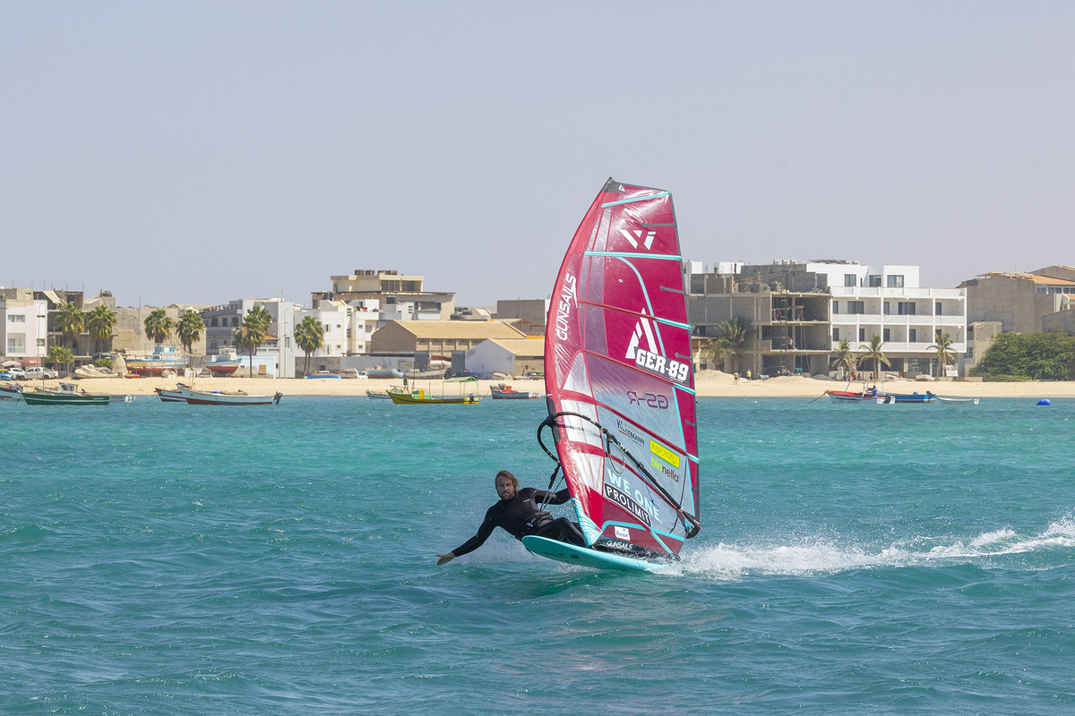 Деннис серфит на острове Боа-Виста.