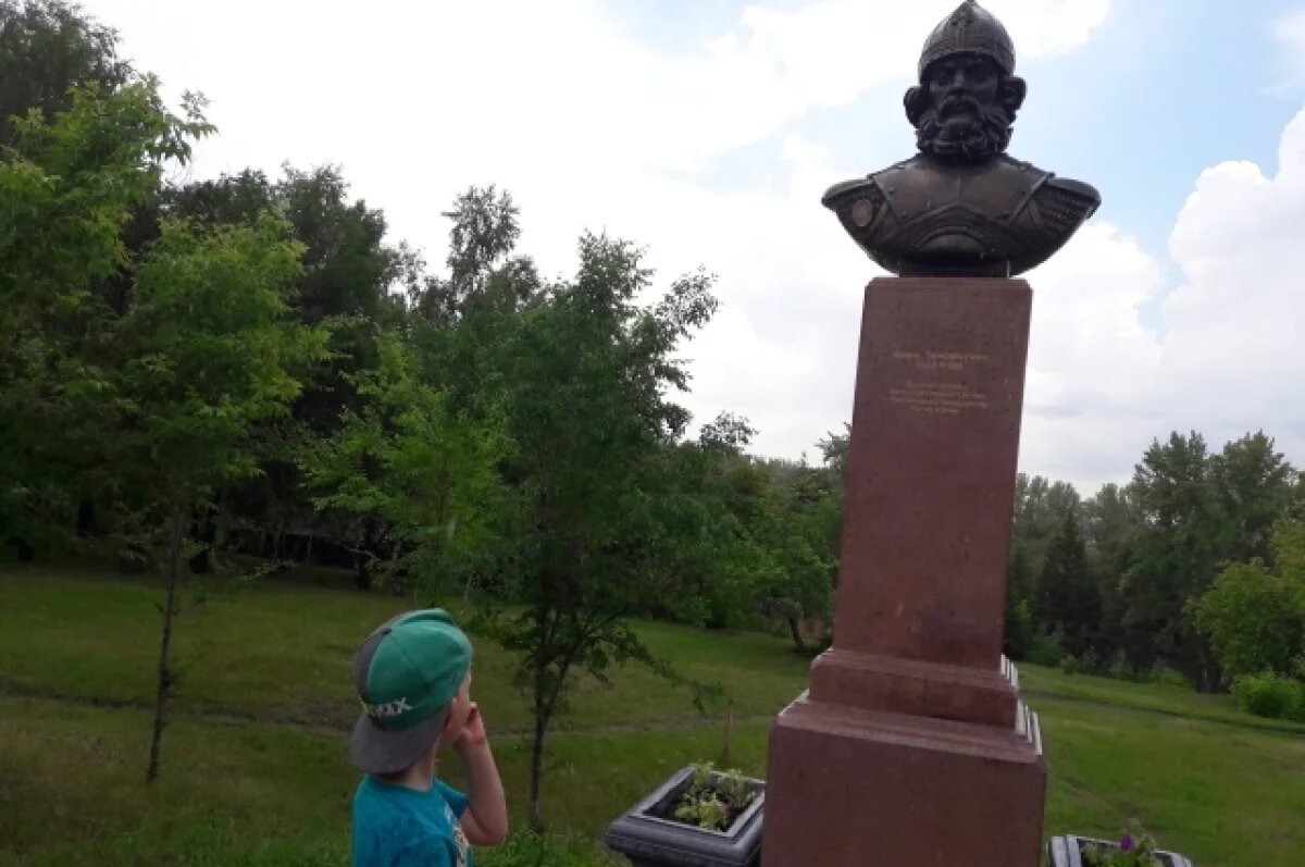    Омские казаки хотят перенести бюст Ермака в сквер у Никольского собора