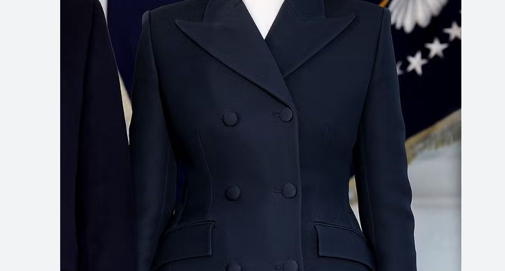 Стиль Мелании Трамп: Роскошь, Скрытые Послания и Самые Обсуждаемые Образы.