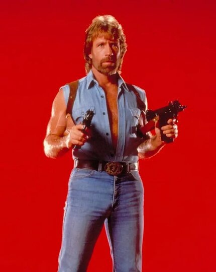    Чак Норрис в образе отставного агента ЦРУ из фильма Вторжение в США (1985).Cannon Films