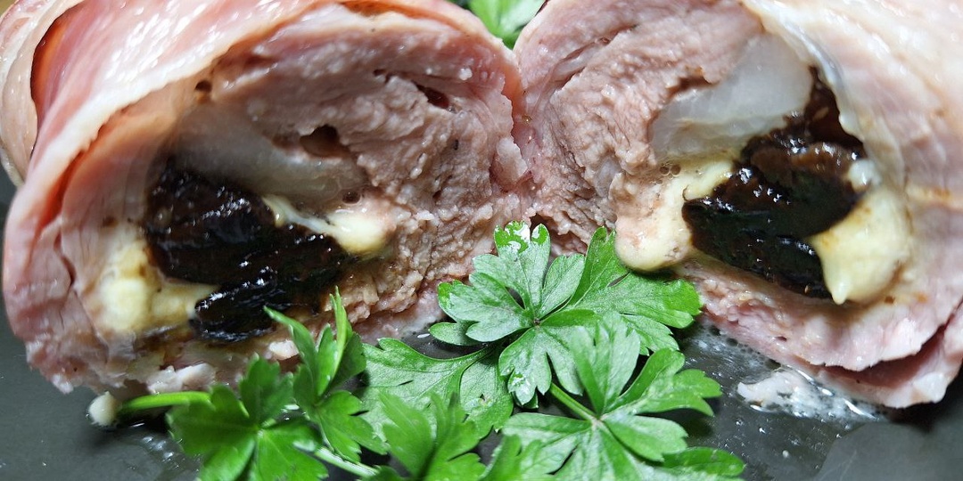 Свиные рулетики с сыром и черносливом.