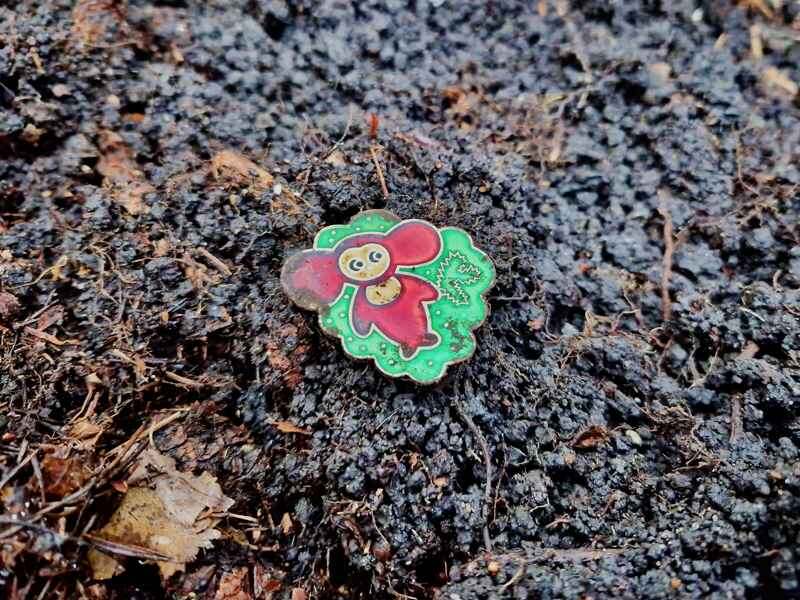 Юмористами с весьма спорным чувством юмора были авторы этого значка, посвященного "Чебурашке-шептуну".