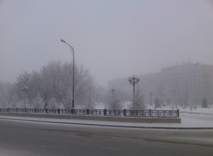 в тумане едва видна вывеска гостиницы Ангара; на месте гостиницы когда-то было самое старое здание Иркутска... снесли, чтобы построить гостиницу, конечно