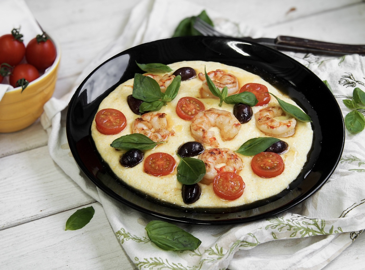 Кремовая пармезановая полента с креветками, маслинами и томатами