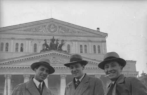 Москвичи, на фоне Большой театр 
