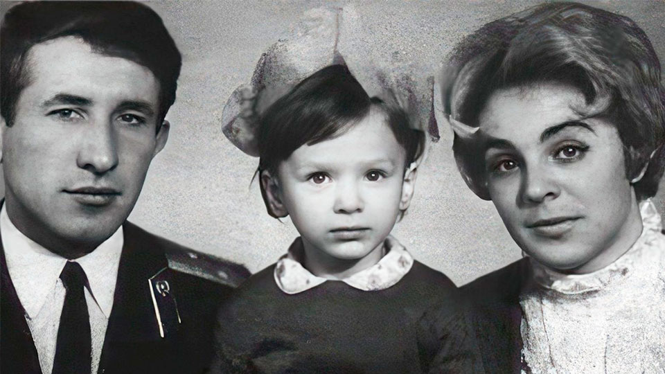 Ирина Гринёва в детстве с папой и мамой