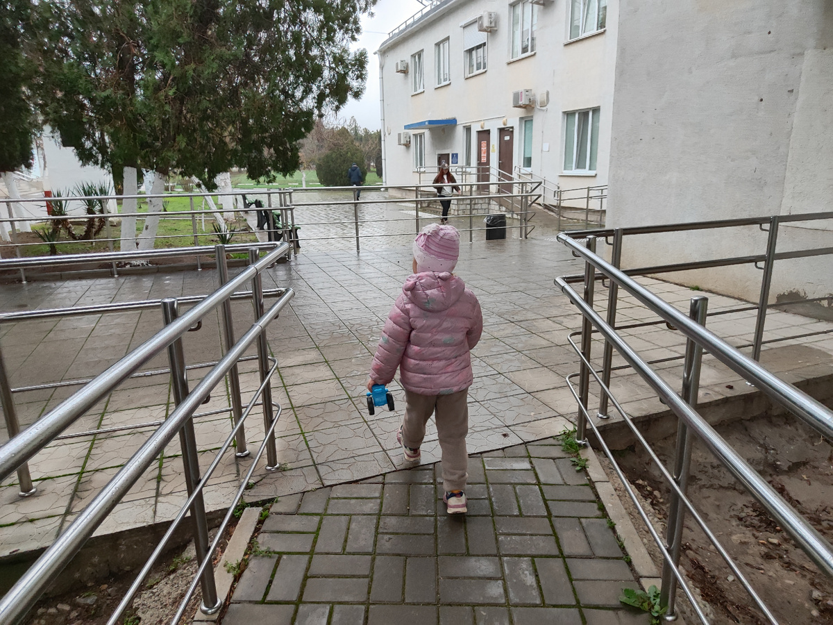 На территории больницы, поликлиники