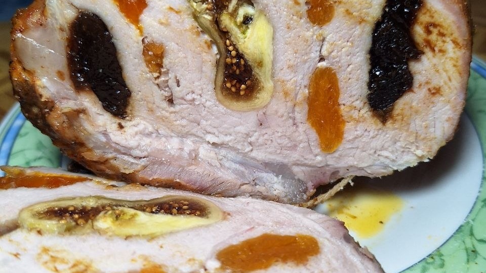 Запеченный карбонат с сухофруктами.