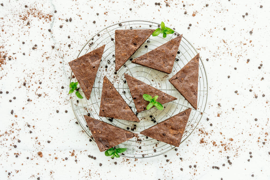    Sweet dessert with chocolate brownies on white stone background Журналист