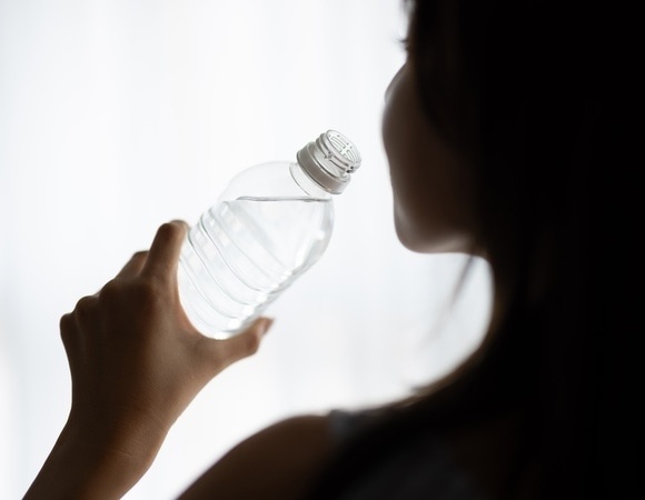 "Мозгов-то у вас тоже нет": доктор Мясников раскритиковал популярные питьевые привычки